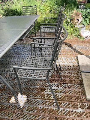 Gartentisch mit 8 Stühlen  und dazu passendem Ampel- Sonnenschirm Bild 4