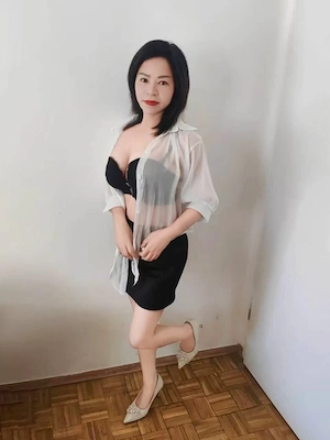Lingling - Zuckersüße, sehr kleingebaute Chinesin! Bild 2
