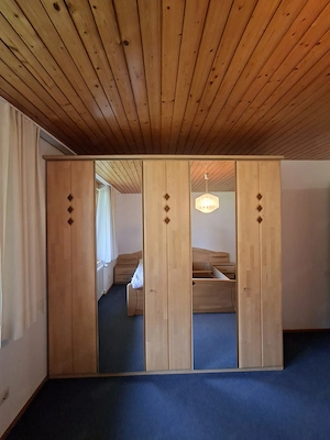 Schlafzimmermöbel zu VERSCHENKEN (Holz, sehr guter Zustand) Bett, Schrank, Kommode Bild 3