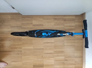neuerer Muuwmi Scooter blau schwarz Bild 2