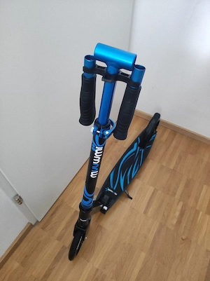 neuerer Muuwmi Scooter blau schwarz Bild 4