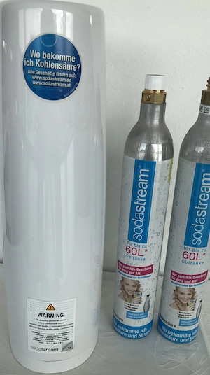 Sodastream weiß mit 2 Stück CO2 Zylinder eine Stück lehr der andere neu ungeöffnet Bild 4