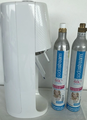 Sodastream weiß mit 2 Stück CO2 Zylinder eine Stück lehr der andere neu ungeöffnet Bild 3