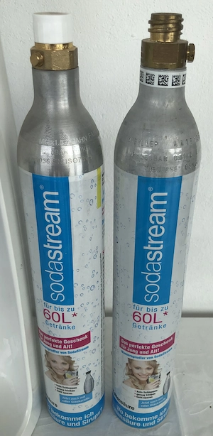 Sodastream weiß mit 2 Stück CO2 Zylinder eine Stück lehr der andere neu ungeöffnet Bild 2