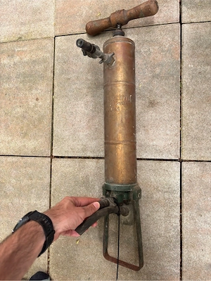 Historische Kupfer-Handpumpe mit Patina   Franz Nechwille Wien   Bild 5