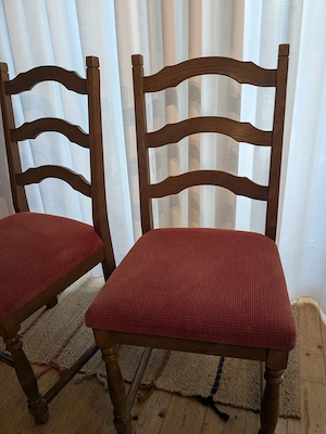 Gepolsterte Massivholzstühle  Bild 2