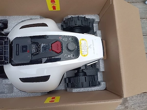 Neuer Mammotion Rasenmäher mit neuer Garage Bild 2