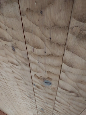 Holzdecke behauen Bild 2