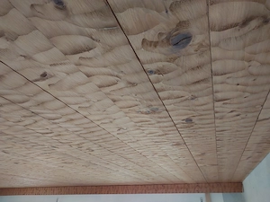 Holzdecke behauen Bild 3