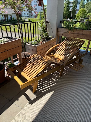 2 Stk. Sonnenliegen aus Echtholz inkl. Auflagen & Ausziehtisch Bild 3
