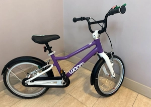  Woom 3 Rad lila purple mit Schutzblech und Fahrradständer  Bild 2