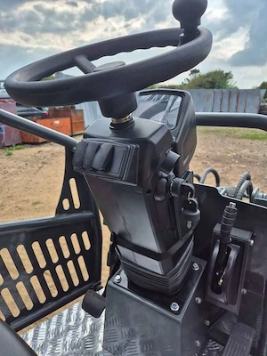 Elektro Hoflader L1580e mit Schaufel Bild 4