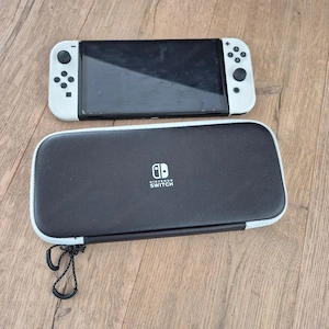 Nintendo Switch Oled mit Reiseetui Bild 2