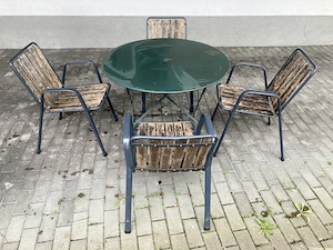 Gartenmöbel Set vintage 1 Tisch rund Blech und  4 Stühle Stahlgestell mit Eichenholz Bild 4