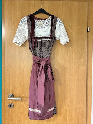 Dirndl mit Schürze und Bluse