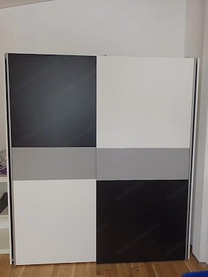 Kleiderschrank mit Schiebetüren  Bild 2