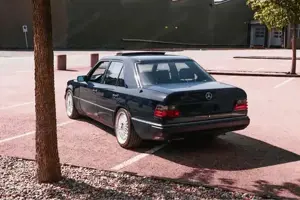 Mercedes-Benz E-Klasse 220E W124 MOPF 1,5 16V M111 Limousine Bild 3