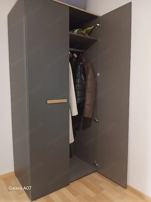 Kleiderschrank  Bild 2