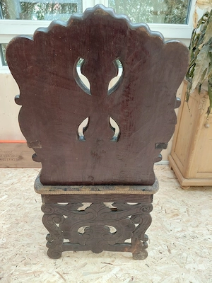 antiker handgeschnitzter Stuhl