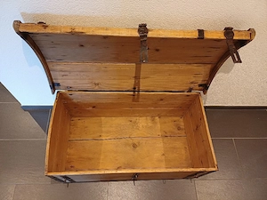 alte schöne Holztruhe  Bild 2