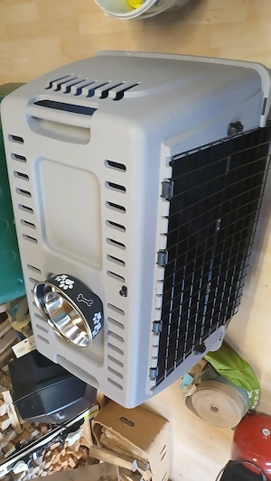 Hundebox mit 2 Fressnapf Bild 3