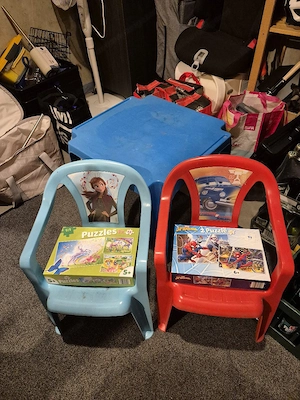 Kinder,Tisch und Stühle+ Puzzle