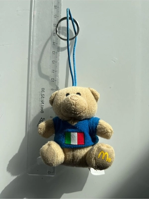 McDonald s Teddy Schlüsselanhänger mit Italien-Shirt   süßer Mini Plüschbär