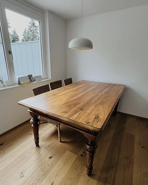 Großer, alter Esstisch