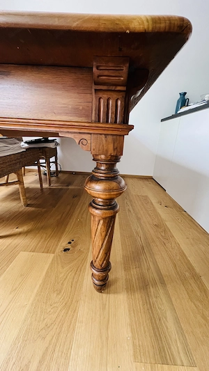 Großer, alter Esstisch Bild 3