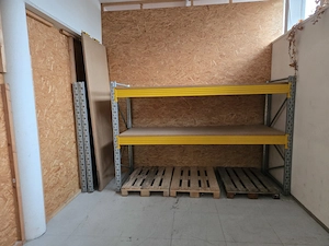 Schwerlastregale mit Spannplattenboden und leichte Metallregale zu verkaufen