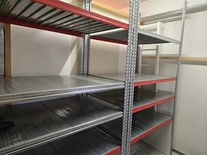 Metallregale zu verkaufen