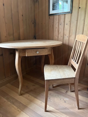 schöner, ovaler Tisch 