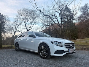 Mercedes E220d 4matic Allrad mit Erstzulassung 26-12-2017 AHK Kombi Bild 5