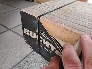 Zwei Packungen braun gefleckte  Fliesen zu verschenken