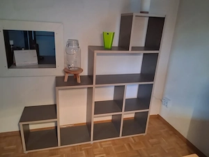 Raumteiler, offener Wandschrank.