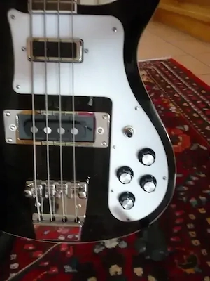 Career Bassgitarre  RIK400  Rickenbacker Nachbau, schwarz Bild 3