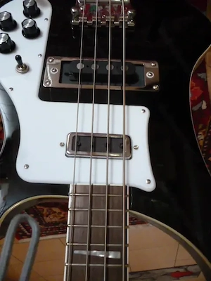 Career Bassgitarre  RIK400  Rickenbacker Nachbau, schwarz Bild 2