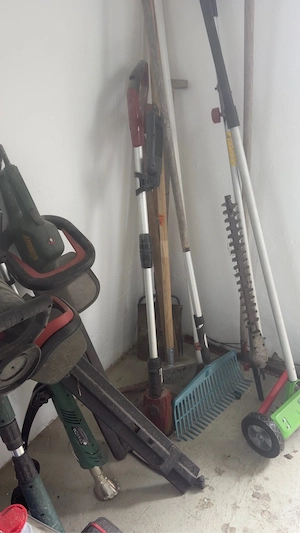 Verschenke! Rechen, Trimmer, Mistgabel, Spaten...