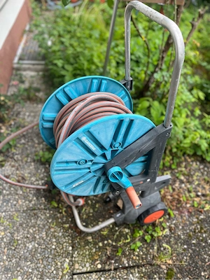 Gartenschlauch auf Rolle