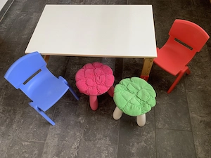 Kindertisch - höhenverstellbar - mit 4 Stühlen