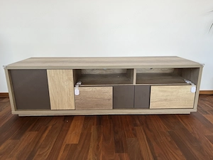TV-Schrank mit Stauraum