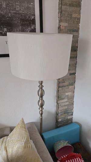 Stilvolle Stehlampe Weiss