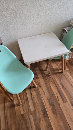 Kindertisch mit 2 Stühlen