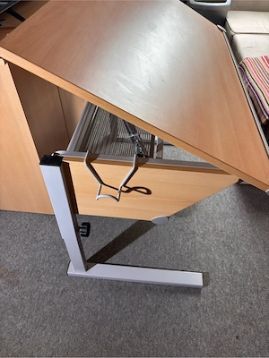 Schreibtisch höhenverstellbar inkl. Korb unter dem Tisch Bild 3