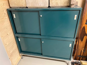 Massiver Metall-Schiebetürenschrank   Ordinationsschrank   Petrol-Grün