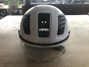 Weißer Fahrradhelm HYBAN 2.0 ACE von ABUS mit Visier und Rücklicht Bild 2
