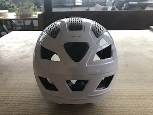 Weißer Fahrradhelm HYBAN 2.0 ACE von ABUS mit Visier und Rücklicht Bild 3