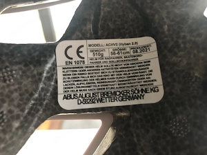 Weißer Fahrradhelm HYBAN 2.0 ACE von ABUS mit Visier und Rücklicht Bild 7