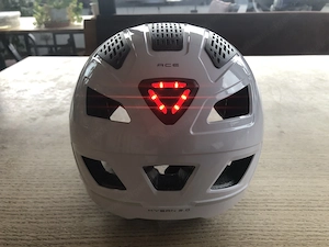 Weißer Fahrradhelm HYBAN 2.0 ACE von ABUS mit Visier und Rücklicht Bild 4