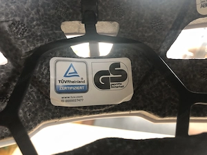 Weißer Fahrradhelm HYBAN 2.0 ACE von ABUS mit Visier und Rücklicht Bild 6